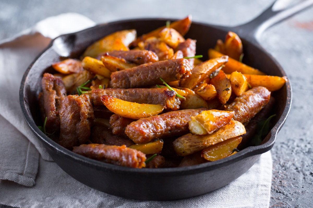 Wurst und Kartoffeln in Bier