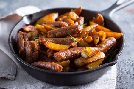 Wurst und Kartoffeln in Bier