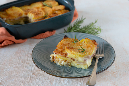 Kartoffeltörtchen mit Speck und Taleggio