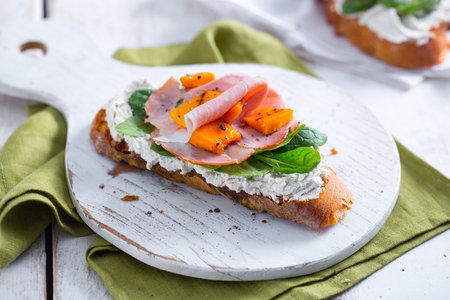 Brot mit gegrilltem Kürbis und Robiola