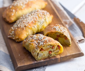 Mini pikante Strudel mit Artischocken, Kartoffeln und Speck
