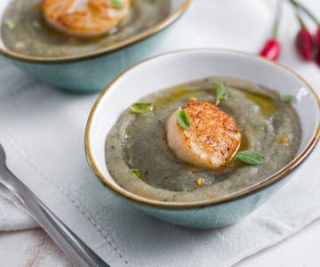 Jakobsmuscheln auf Artischockencreme und Kräuter