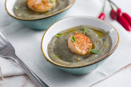 Jakobsmuscheln auf Artischockencreme und Kräuter