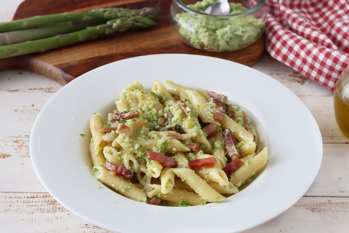 Pasta mit Spargelpesto und Speck