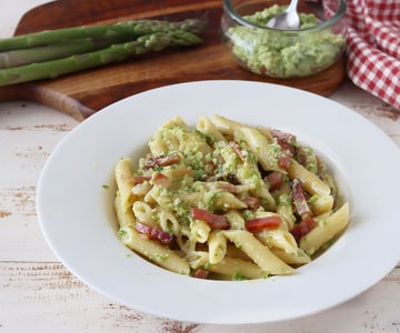 Pasta mit Spargelpesto und Speck