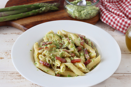 Pasta mit Spargelpesto und Speck