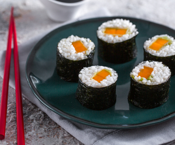 Einfach hausgemachtes vegetarisches Hosomaki