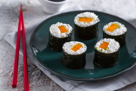 Einfach hausgemachtes vegetarisches Hosomaki