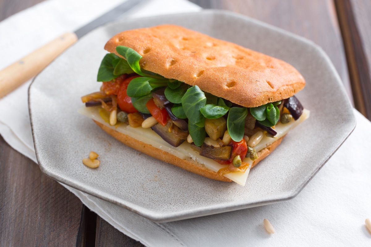 Glutenfreies Focaccia mit Caponata