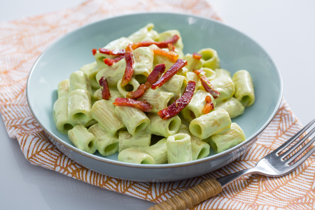 Pasta mit Zucchini-Pesto, Ricotta und Speck