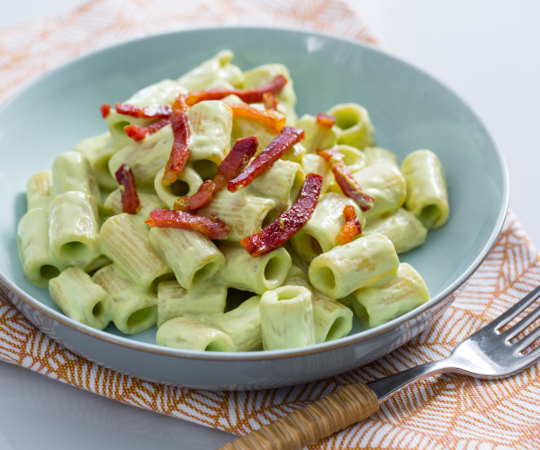 Pasta mit Zucchini-Pesto, Ricotta und Speck
