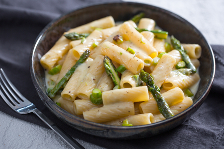 Nudeln mit Spargel und Fontina