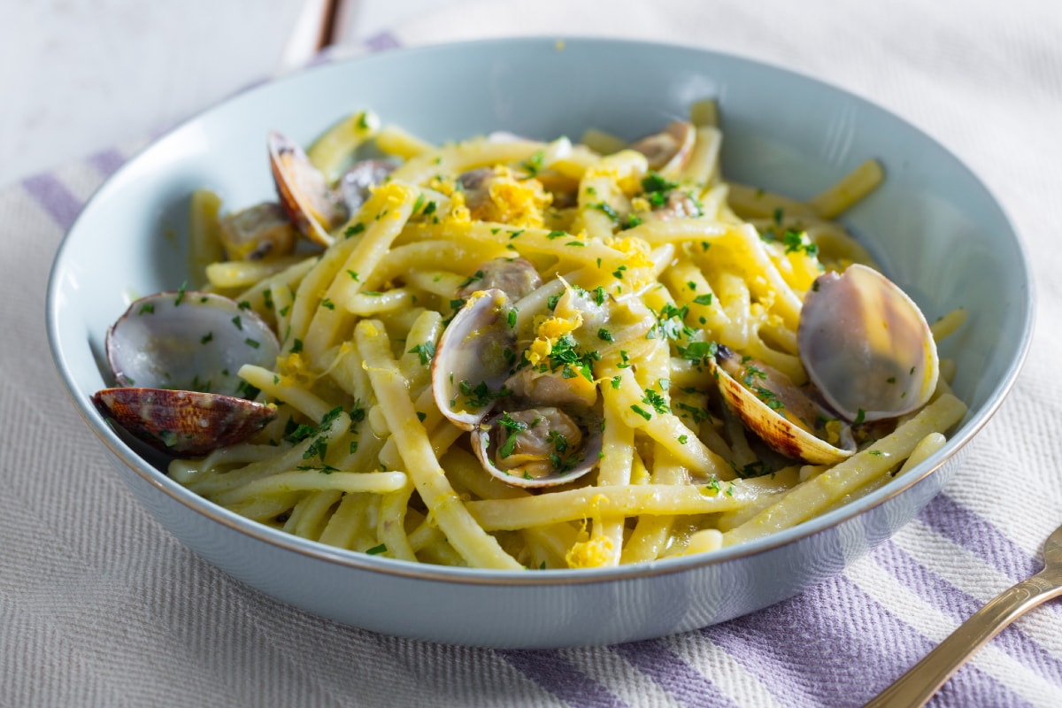 Scialatielli mit Spargel und Venusmuscheln