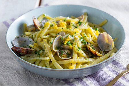 Scialatielli mit Spargel und Venusmuscheln