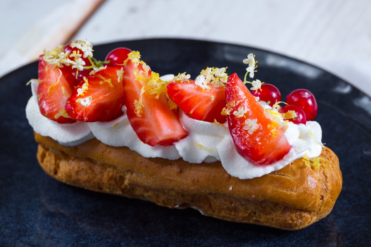 Crème-Éclair mit Sahne