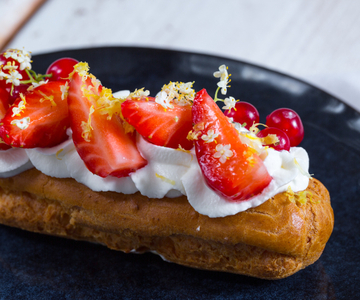 Crème-Éclair mit Sahne