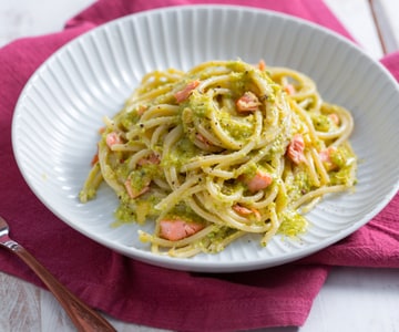 Pasta mit Pistazienpesto und Lachs