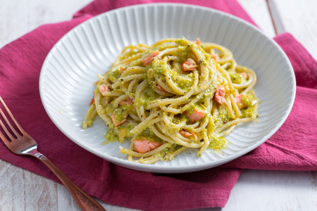 Pasta mit Pistazienpesto und Lachs
