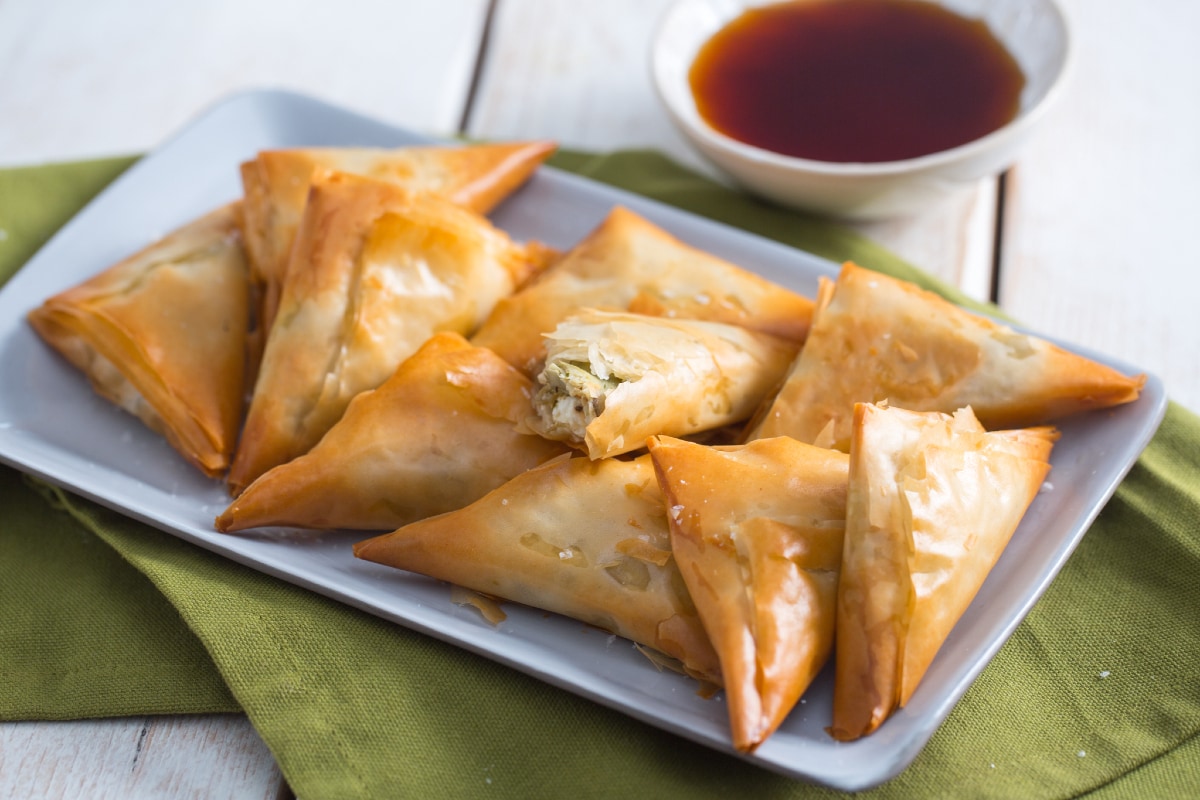 Dreiecke mit Artischocken und Quartirolo