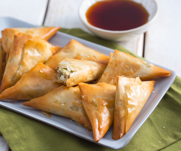 Dreiecke mit Artischocken und Quartirolo