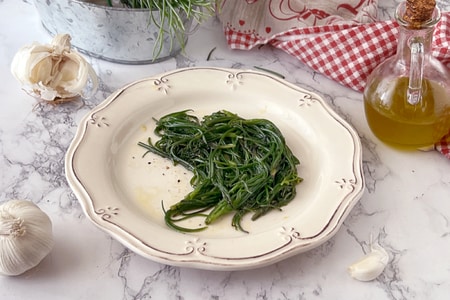 Wie man Agretti säubert und kocht