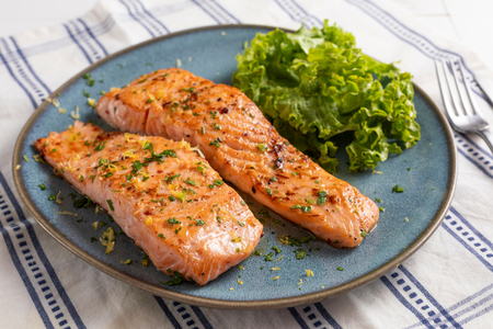 Lachsfilet in der Pfanne