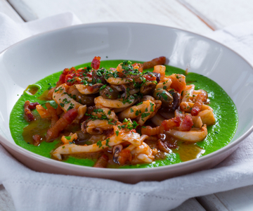 Sepien mit Erbsen und Speck