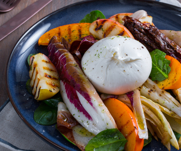 Burrata mit gegrilltem Gemüse und Obst