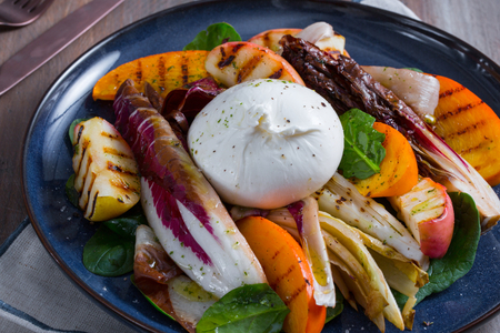 Burrata mit gegrilltem Gemüse und Obst