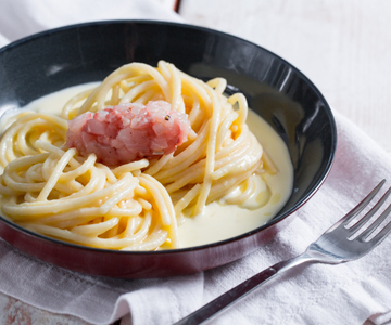 Spaghetti mit Monte Veronese Sauce und Wolfsbarsch-Tatar