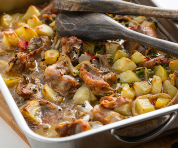 Bräter im Ofen mit Zicklein