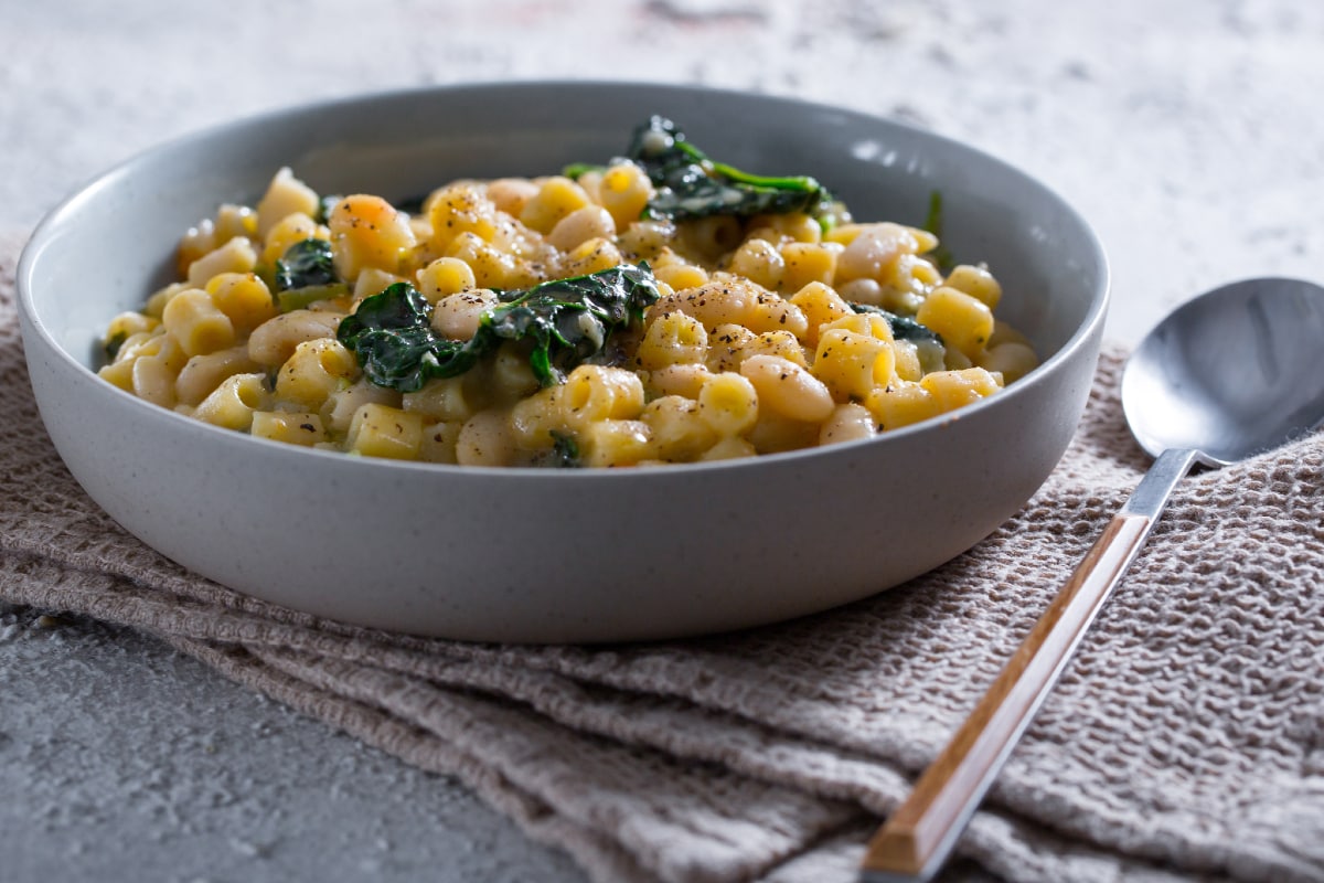 Pasta und Bohnen mit Schwarzkohl