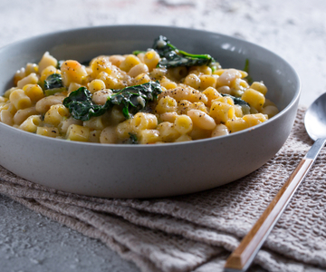 Pasta und Bohnen mit Schwarzkohl