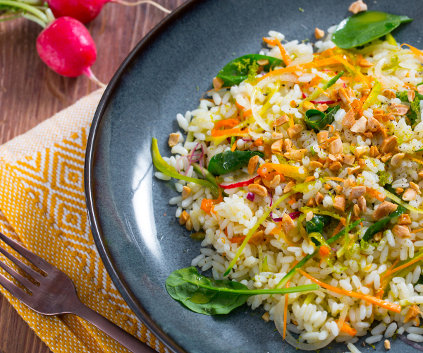 Reissalat mit Gemüse und Erdnüssen