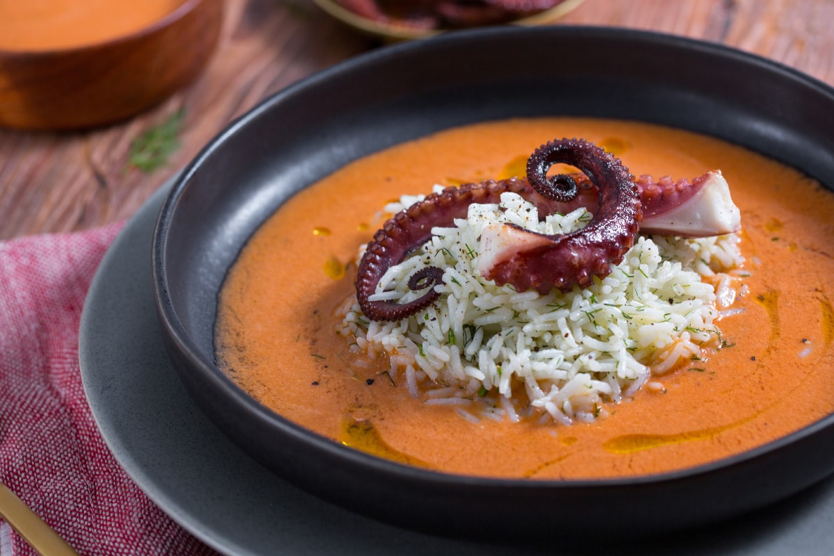 Paprikagazpacho mit Basmati und Oktopus