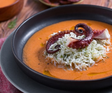 Paprikagazpacho mit Basmati und Oktopus