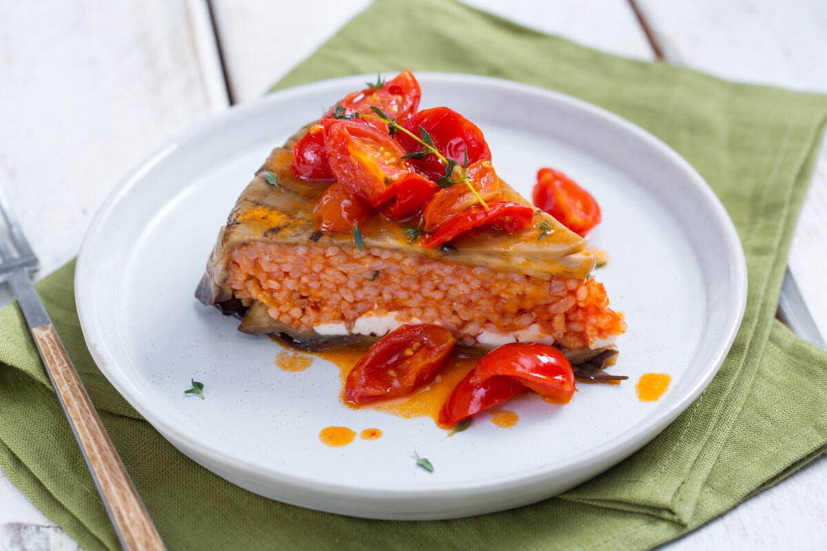 Reistimbale mit Auberginen und Tomaten