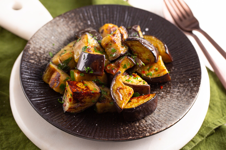 Auberginen in der Pfanne