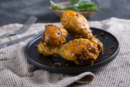 Hähnchenschenkel in der Heißluftfritteuse