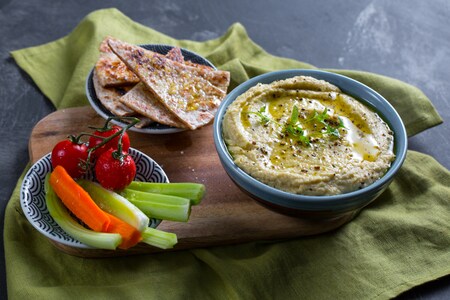 Hummus mit Artischockenstielen