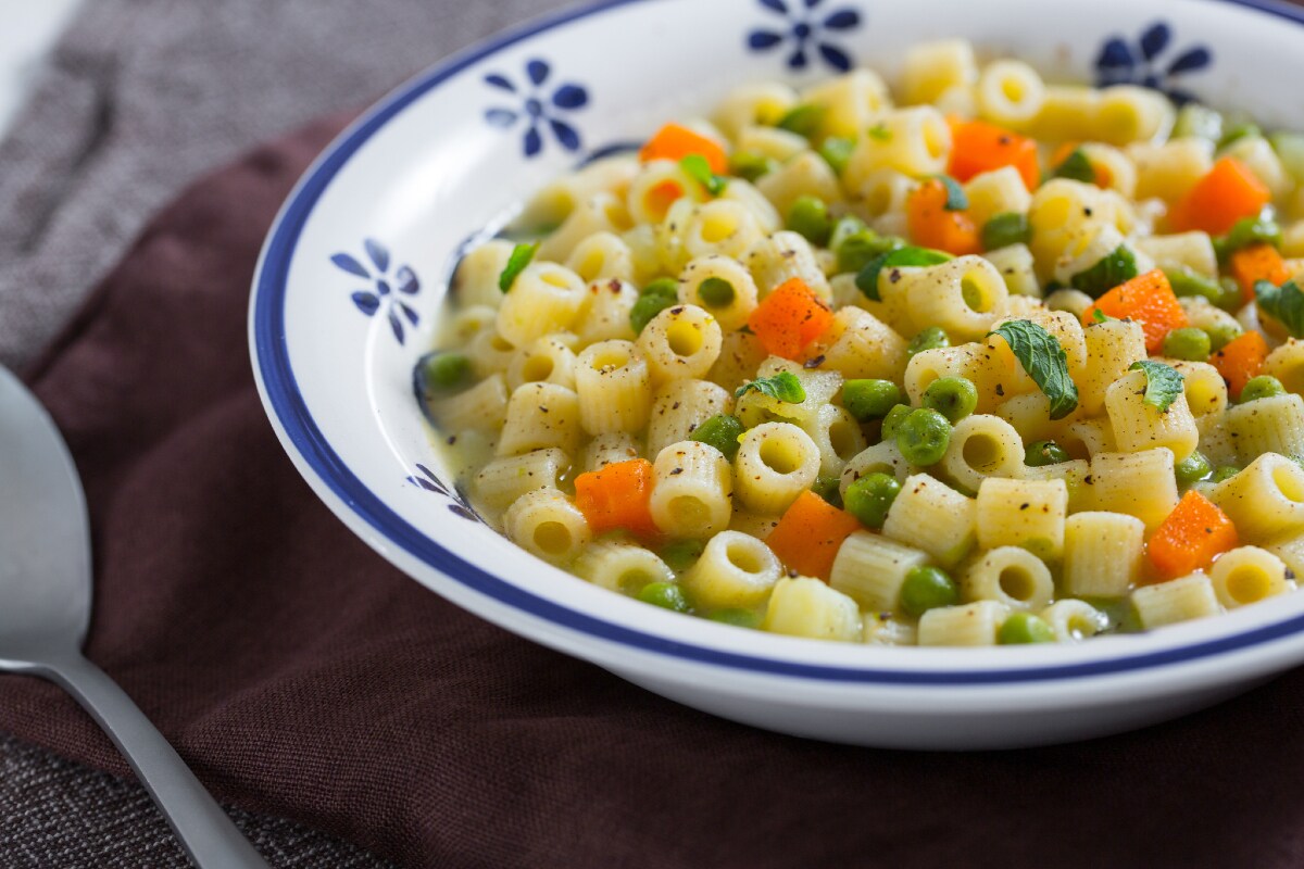 Nudelsuppe mit Kartoffeln und Erbsen
