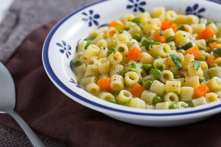 Nudelsuppe mit Kartoffeln und Erbsen