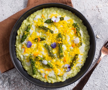 Risotto mit Spargelcreme und Eigelbrösel