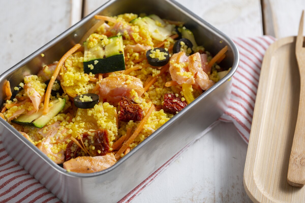 Lunchbox mit Couscous und Lachs