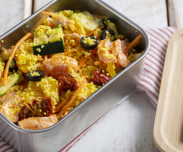 Lunchbox mit Couscous und Lachs