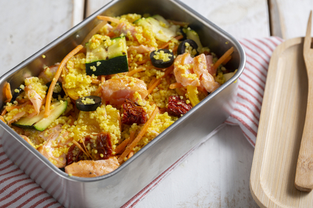 Lunchbox mit Couscous und Lachs