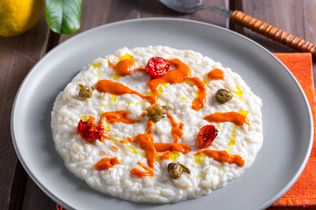 Risotto mit Burrata, Kapern und Kirschtomaten