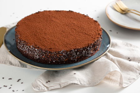 Mousse-Torte aus Bitterschokolade auf Sablé-Boden