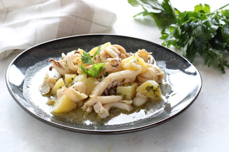 Tintenfische in Eintopf ohne Tomaten