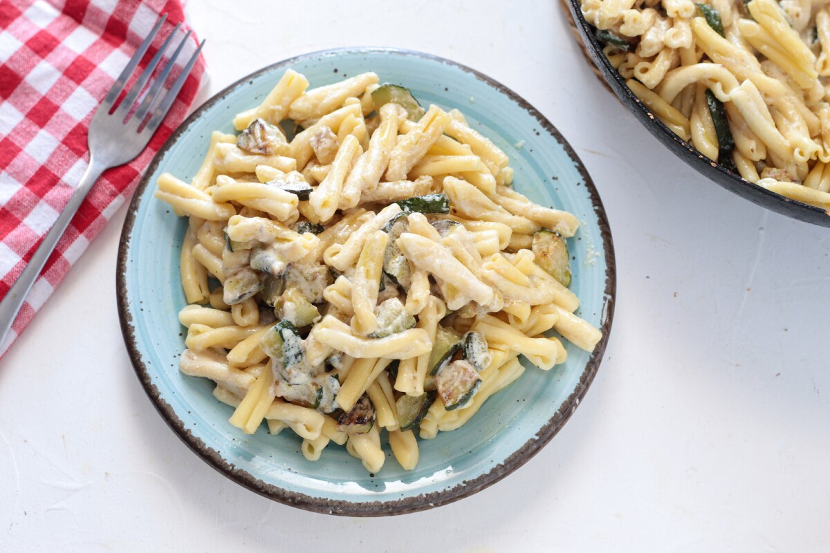 Pasta mit Robiola und Zucchini